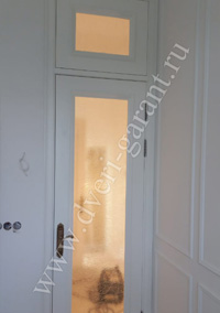 остекленная дверь с прозрачной фрамугой