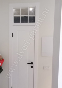 белая дверь с фрамугой из решетки