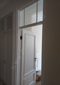 белая дверь с решеткой с фрамугой наверху